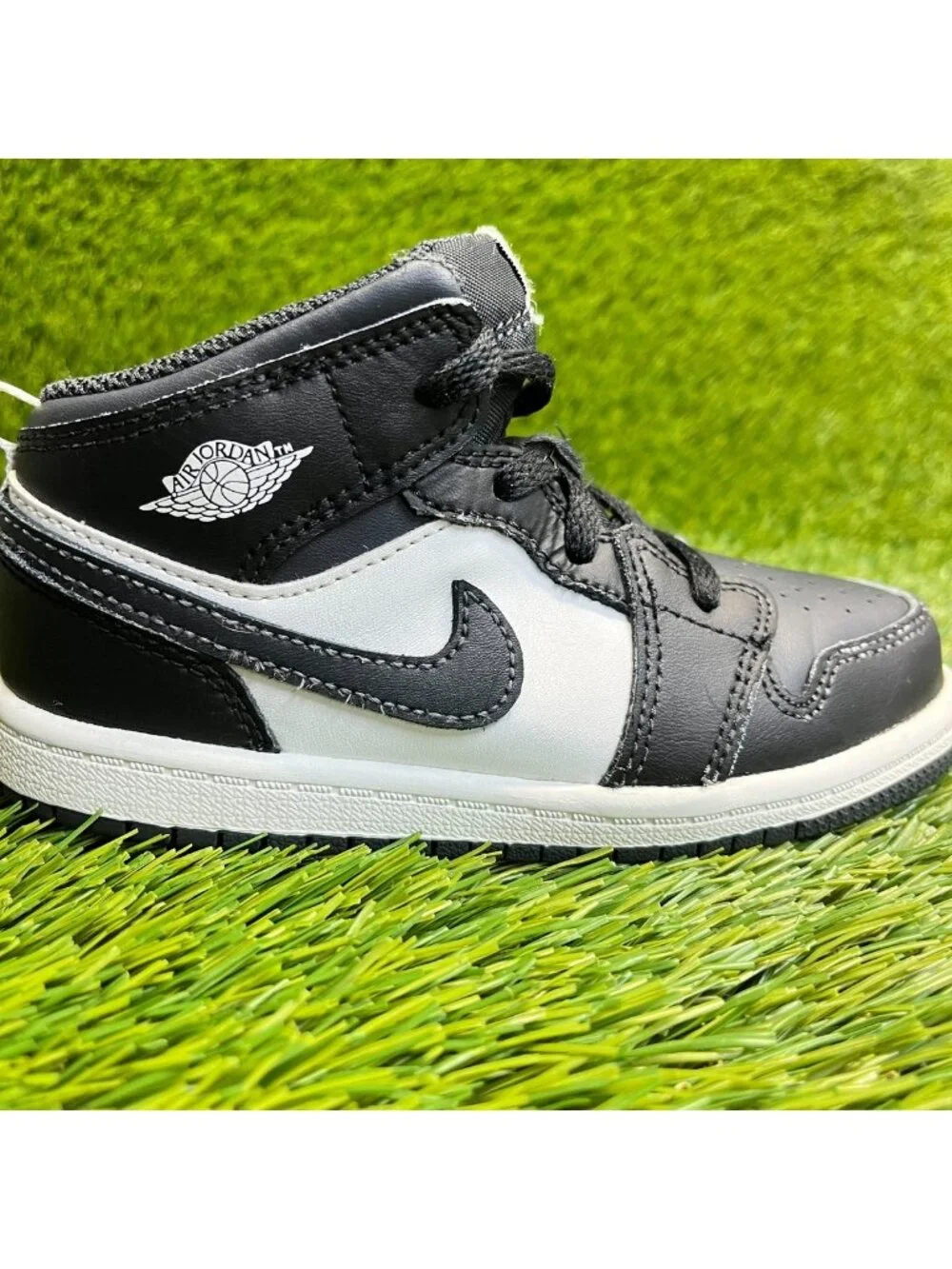 Nike Air Jordan 1 Mid Boys Size 10C Black White Athletic Leather Shoes Sneakers